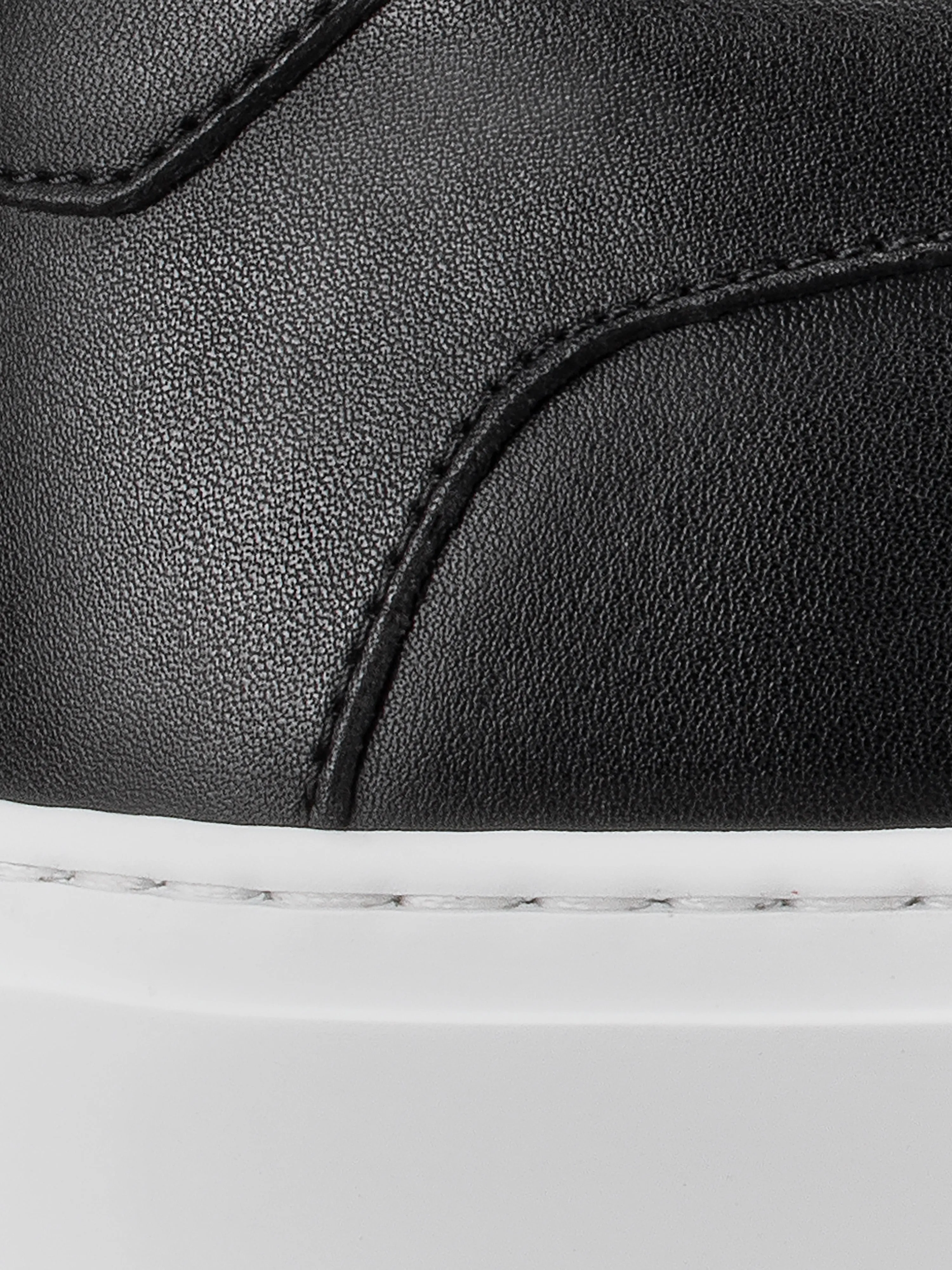 Capri X in Onyx