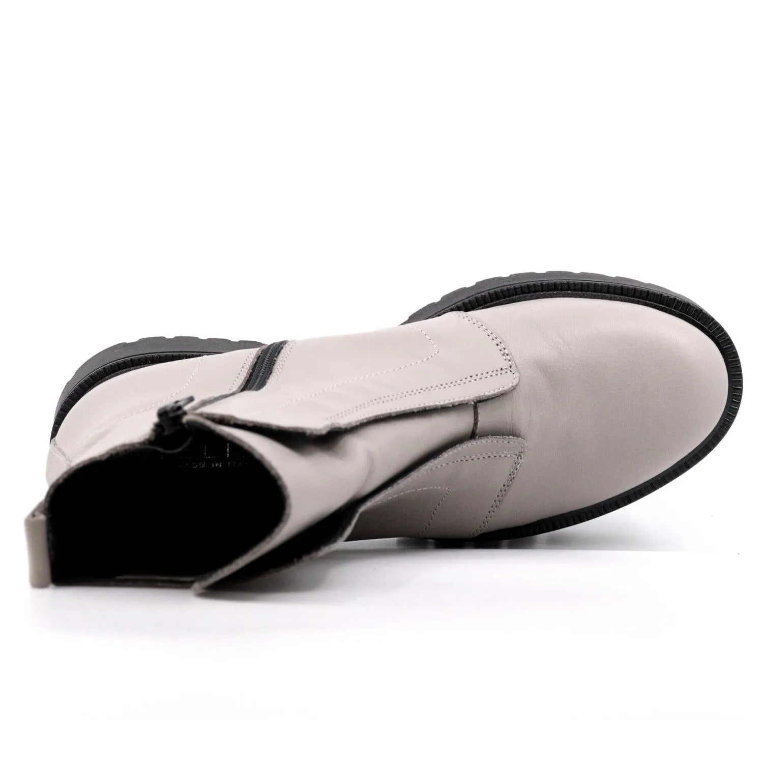 Women Koil Boot In Cement